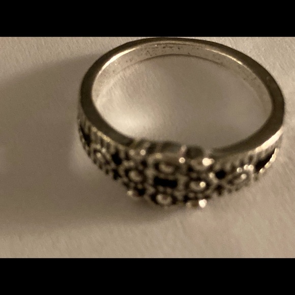 Size 4 silver Ring with intricate design - Picture 1 of 8